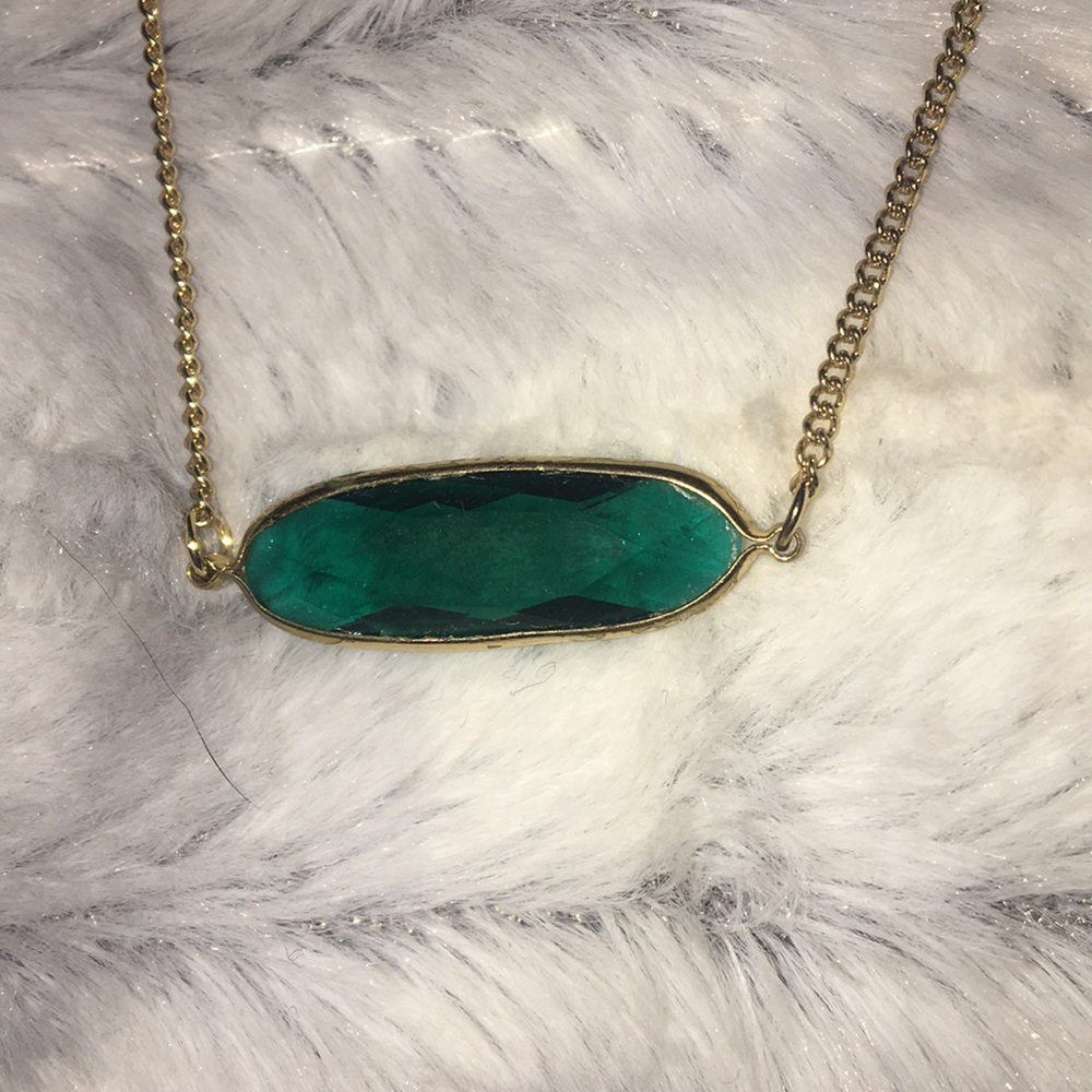 Necklace with emerald like stone